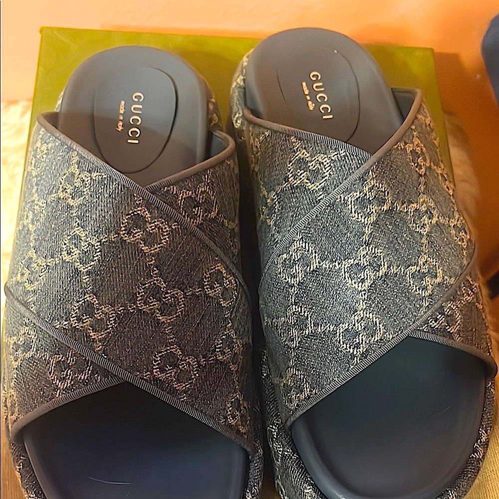 100%  Authentic Gucci Demin Slides
New never been worn